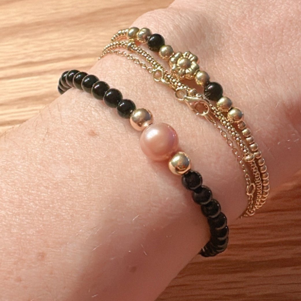 Pulsera ónix, perla y oro 18k