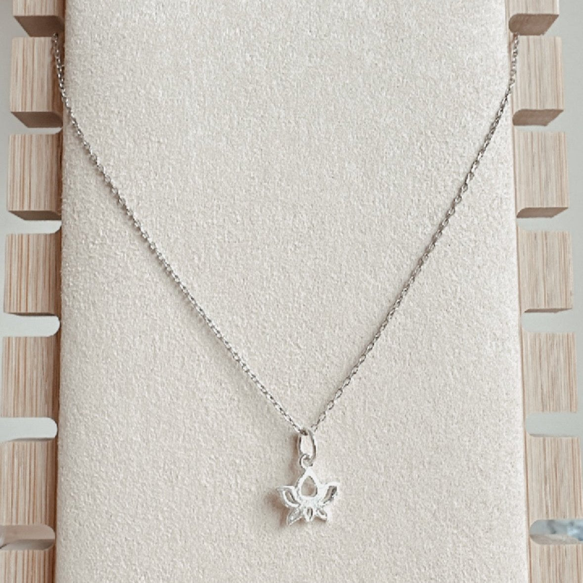 Cadena con dije flor de loto