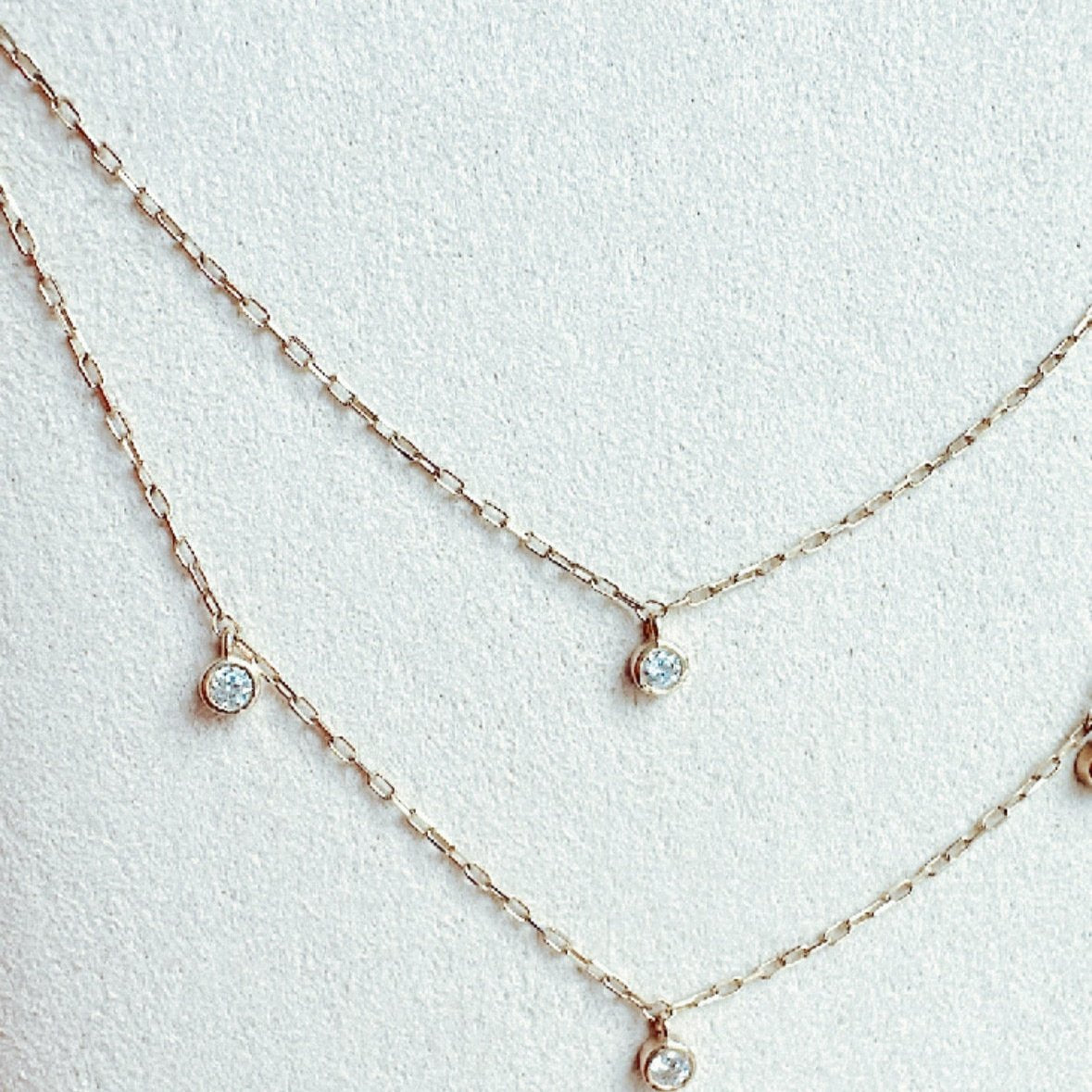 os107 Cadena oro18k con dijes puntos de luz