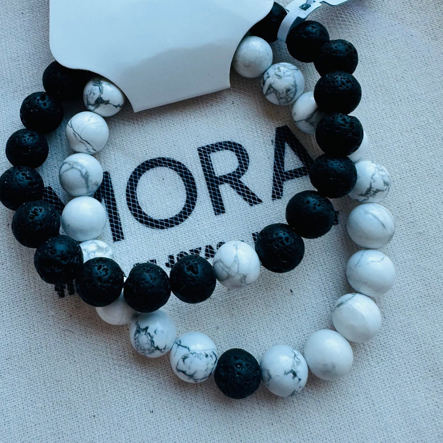 Pack pulsera Ying Yang: piedra lava y howlita