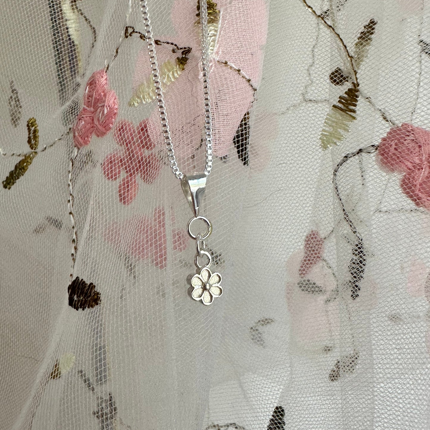 Cadena veneciana + dije florcita 🌸 – Plata 925