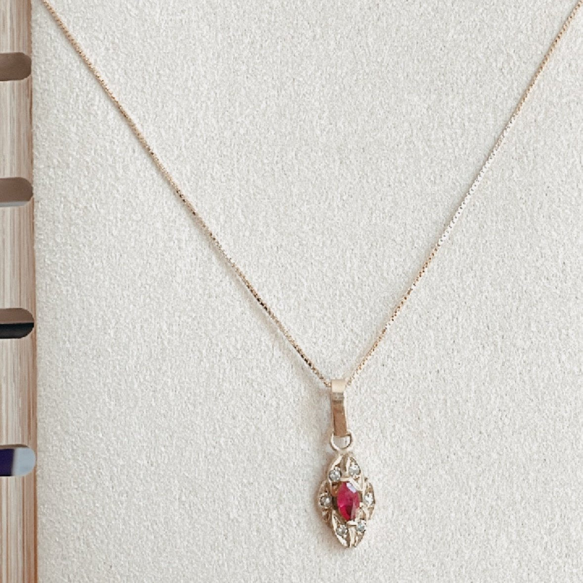 Cadena con colgante de oro 18K, rubí y brillantes
