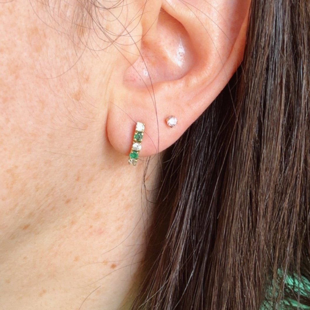 Caravana medio aro oro 18k esmeraldas y circonias.