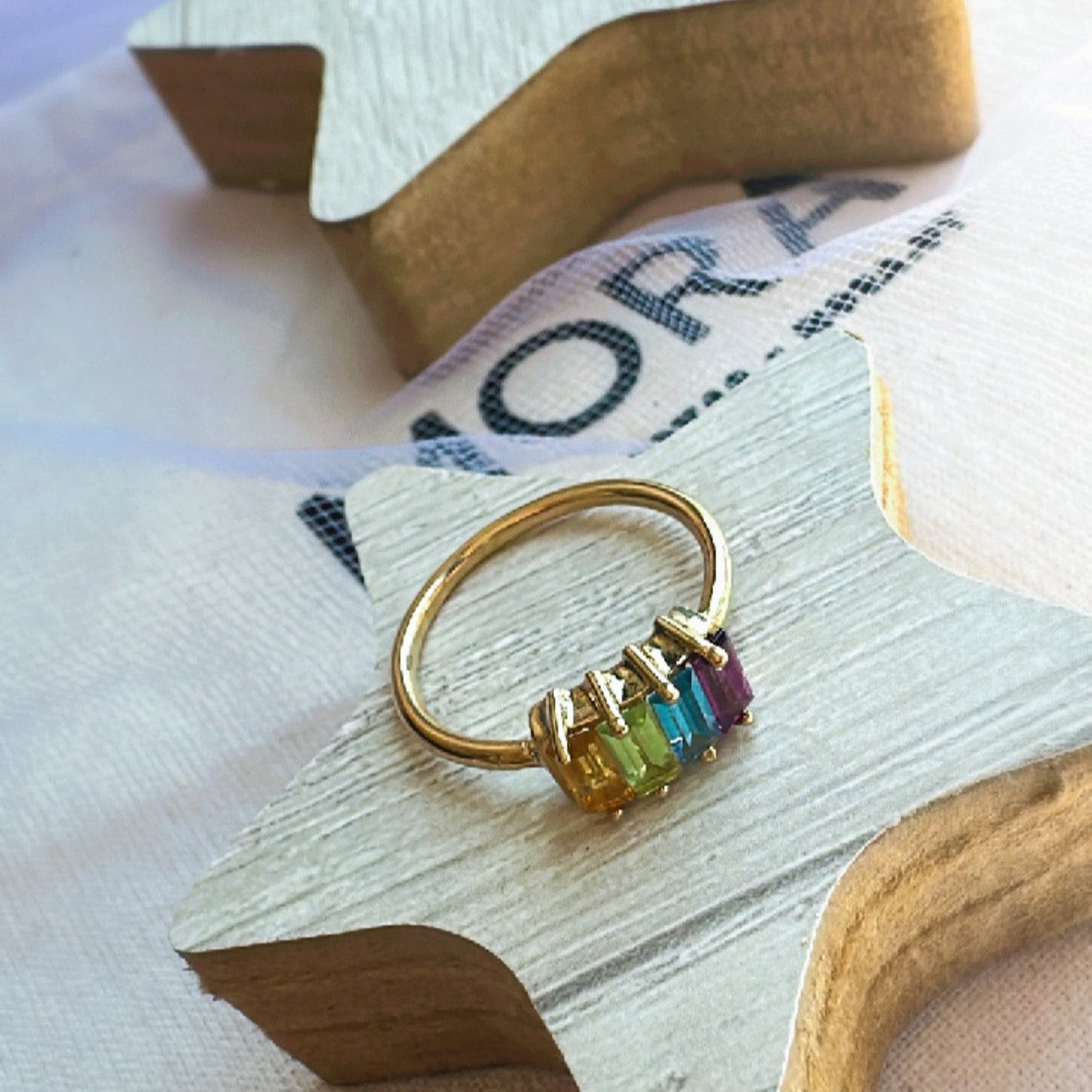 Anillo rainbow, oro 18k y piedras naturales