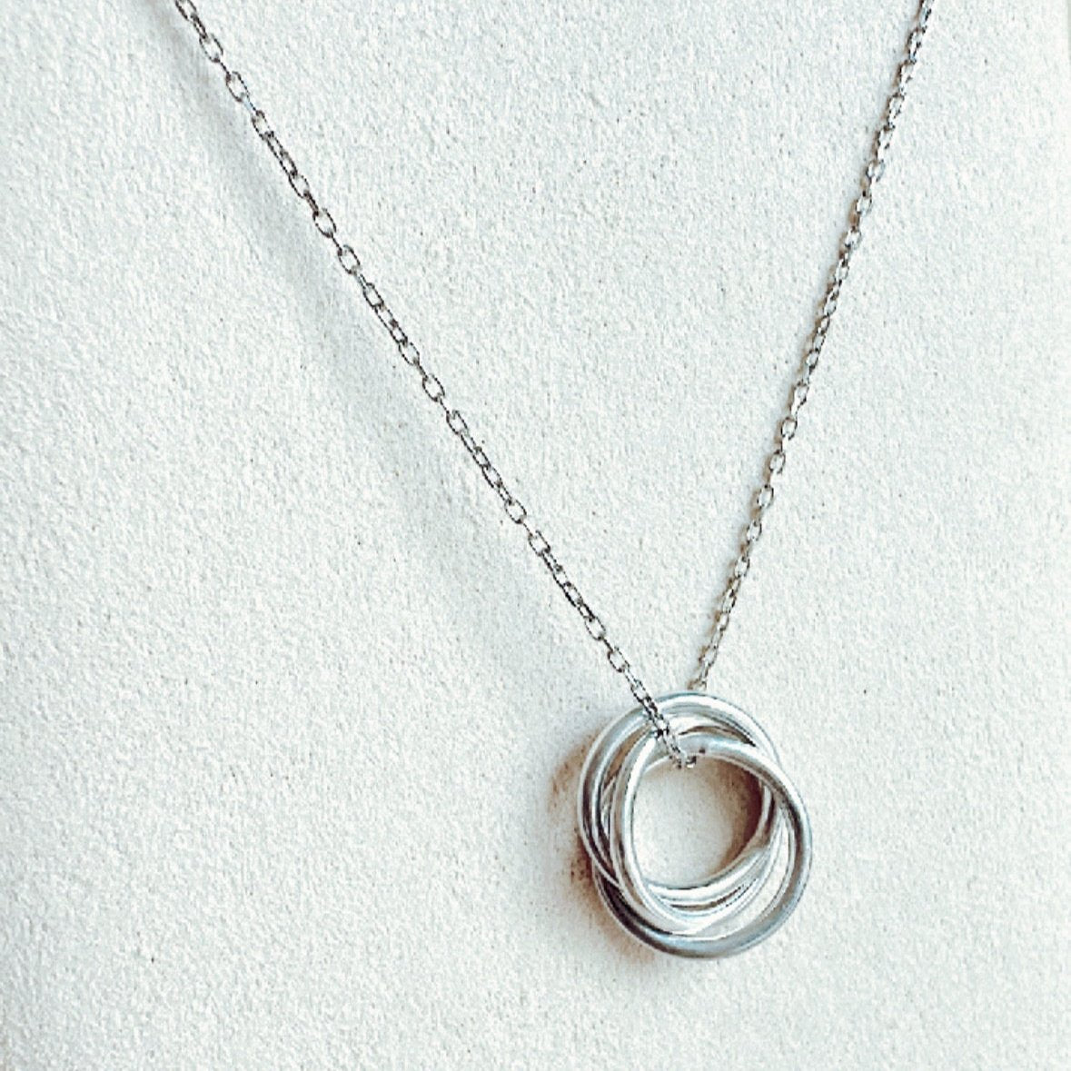 Cadena y dije trío en plata 925