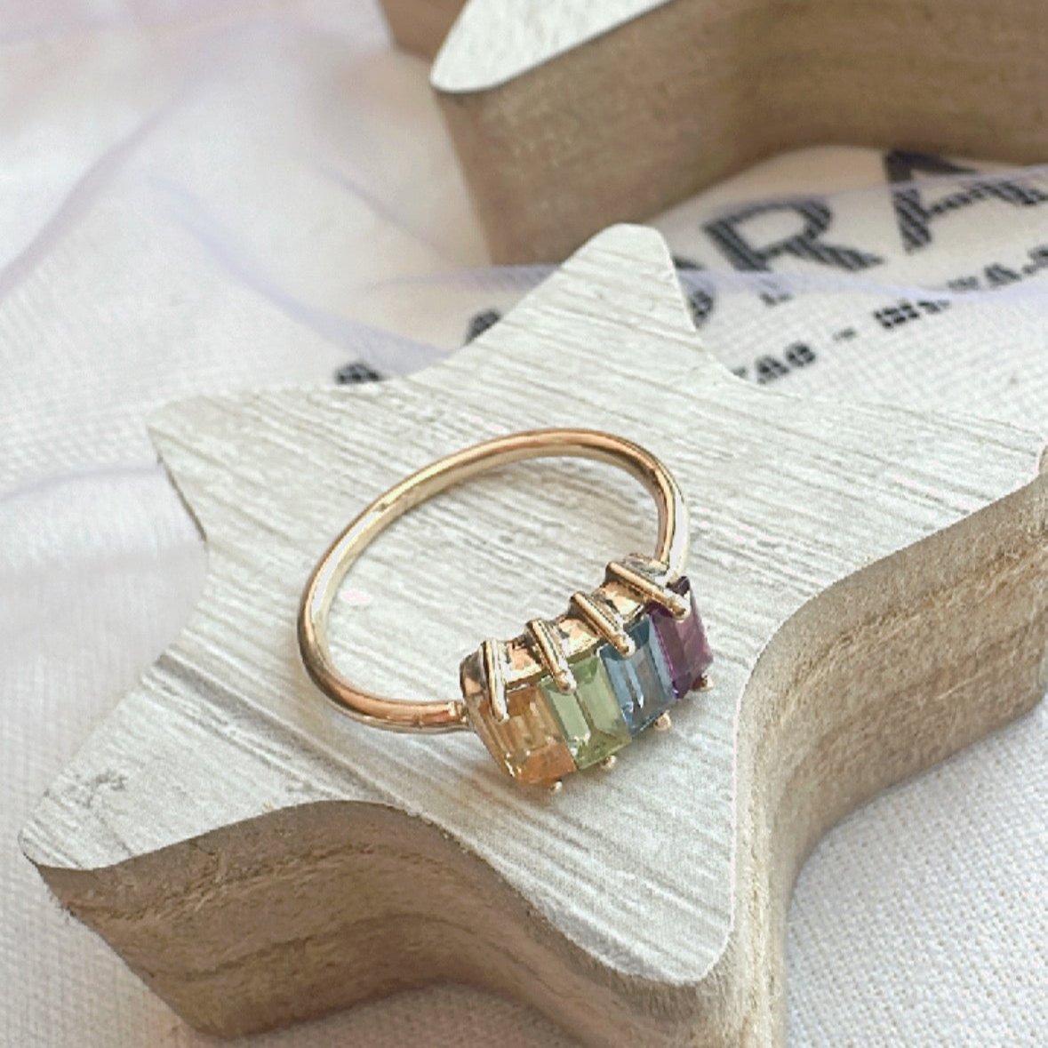 Anillo rainbow, oro 18k y piedras naturales