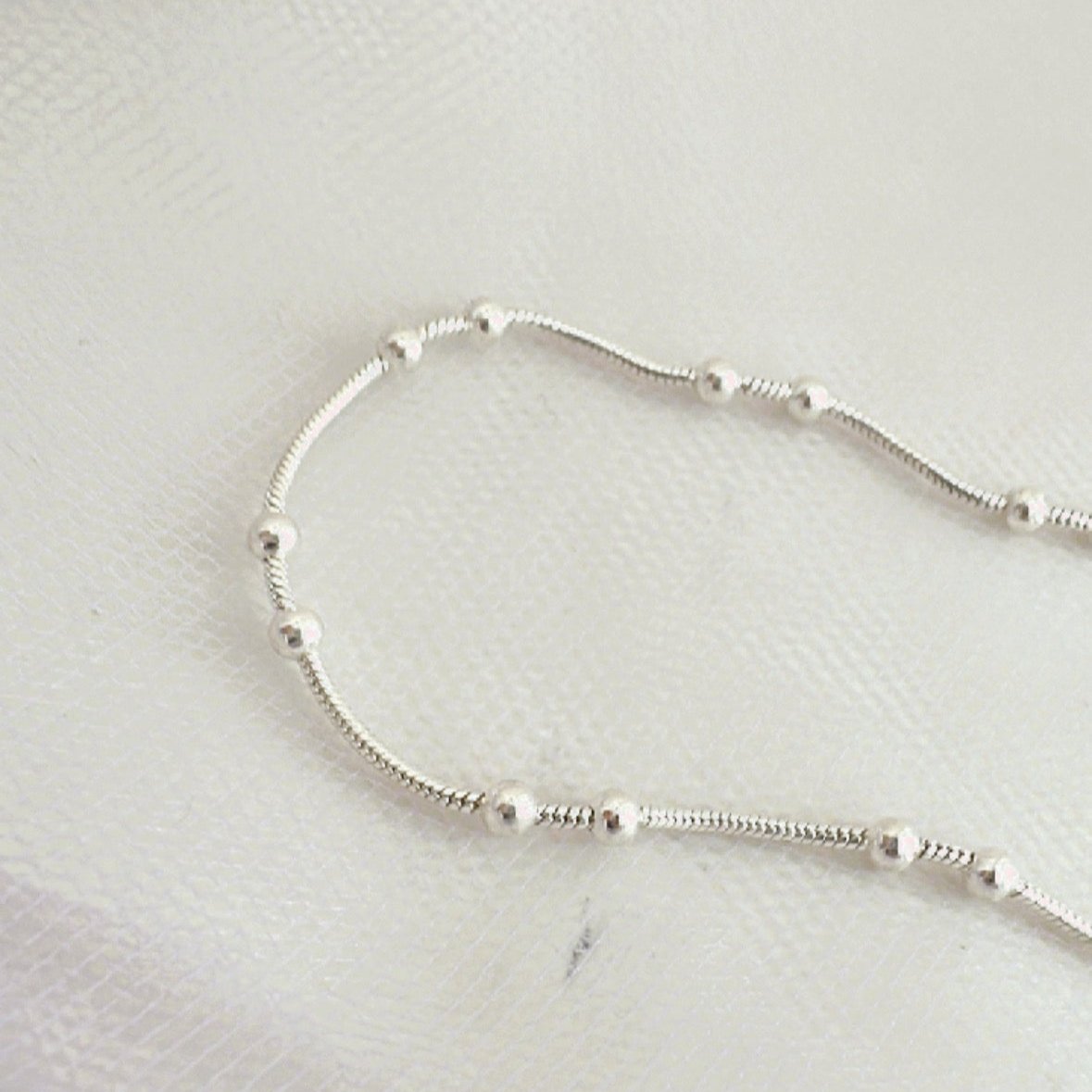 pb149 Pulsera plata con bolitas mini