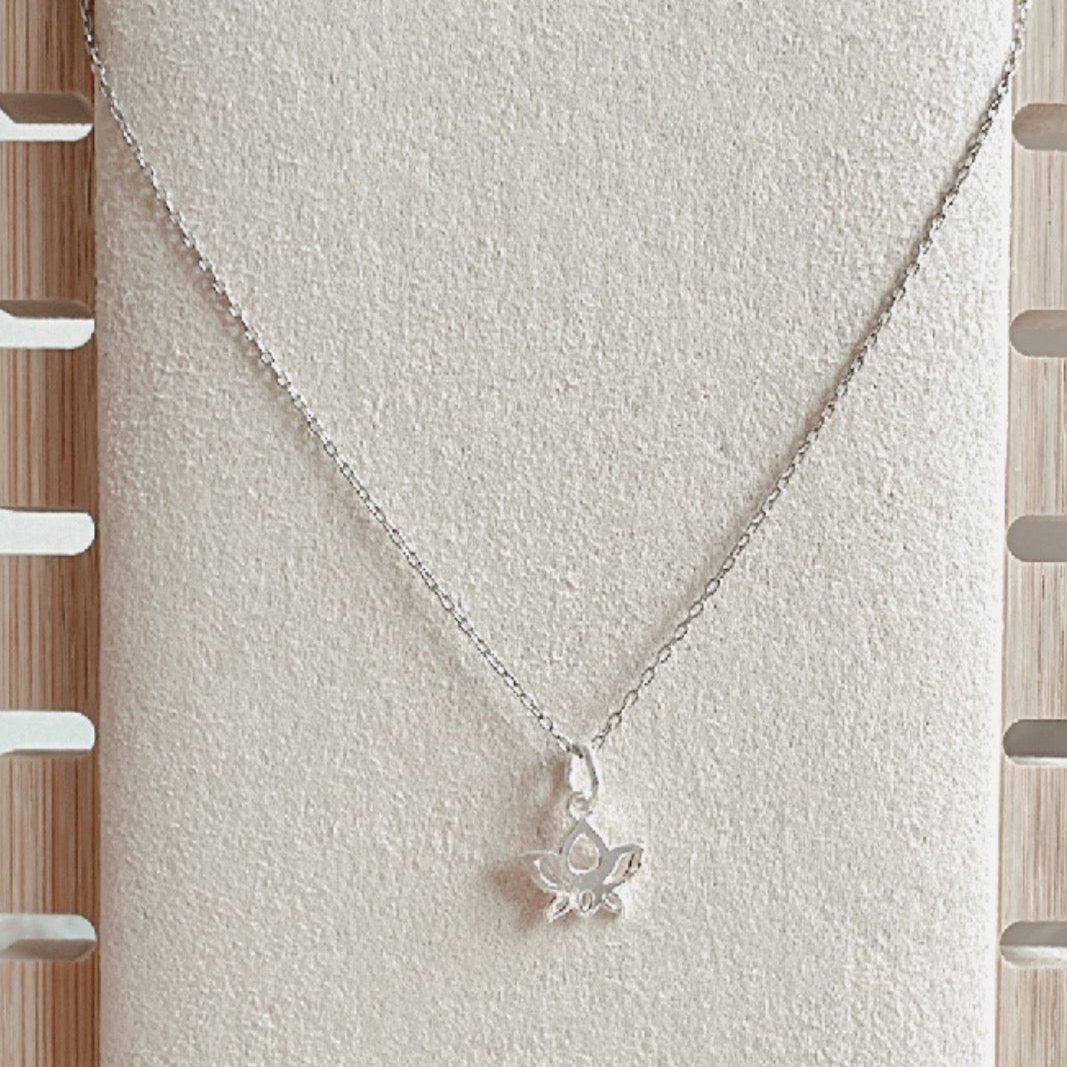 Cadena con dije flor de loto