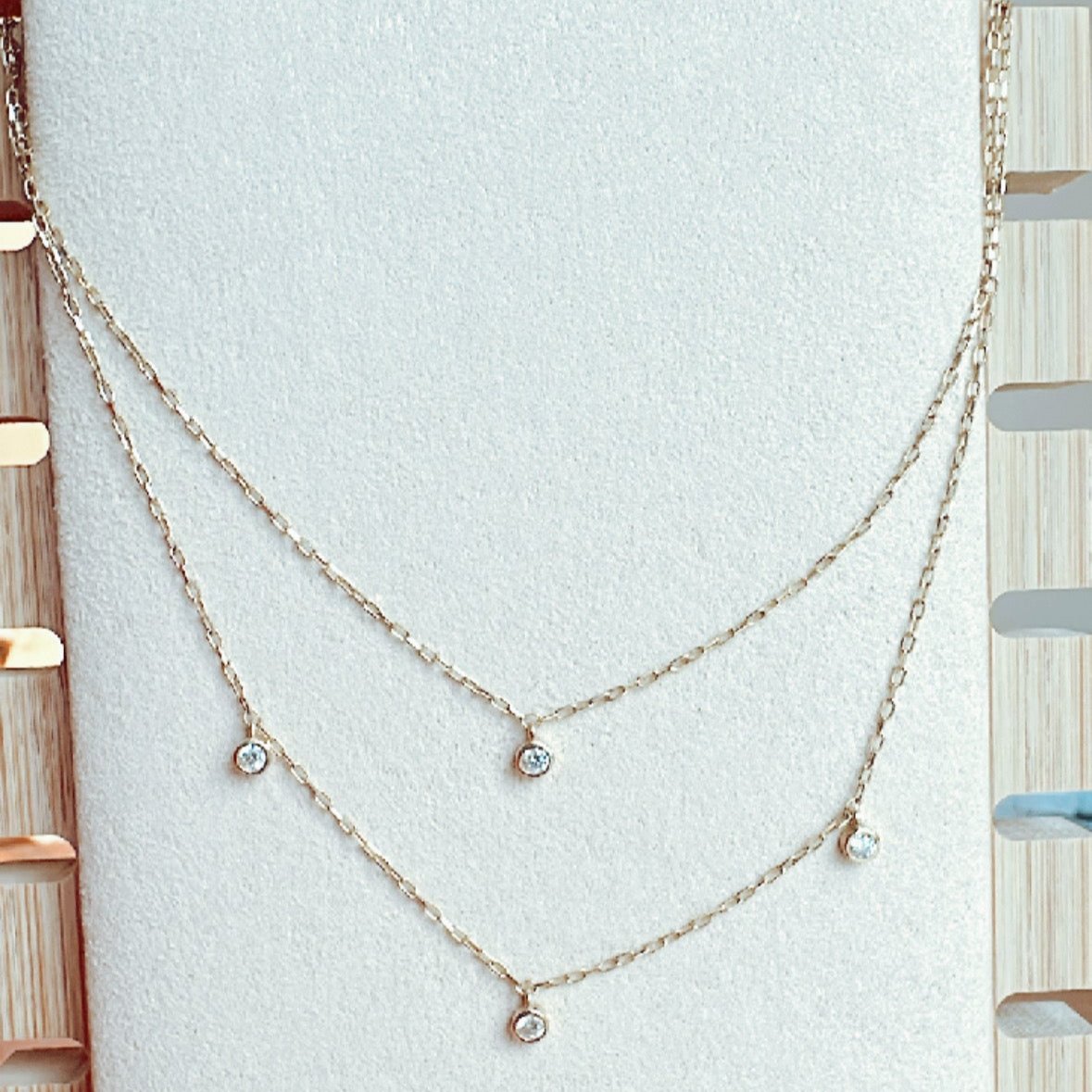 os107 Cadena oro18k con dijes puntos de luz