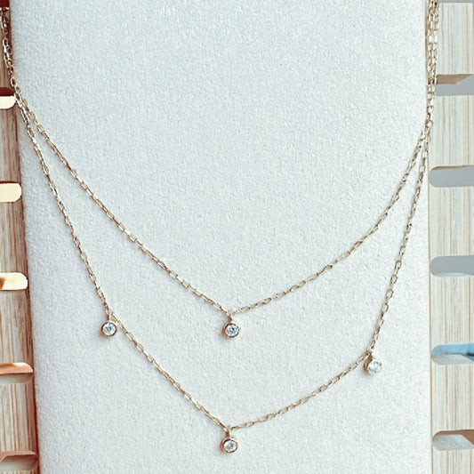 os107 Cadena oro18k con dijes puntos de luz