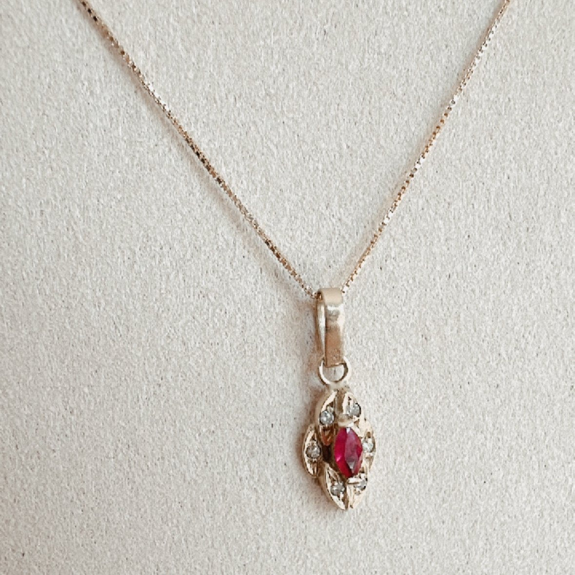 Cadena con colgante de oro 18K, rubí y brillantes