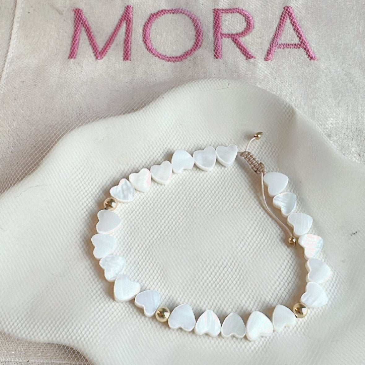 Pulsera ajustable con dijes 18k y corazones nácar