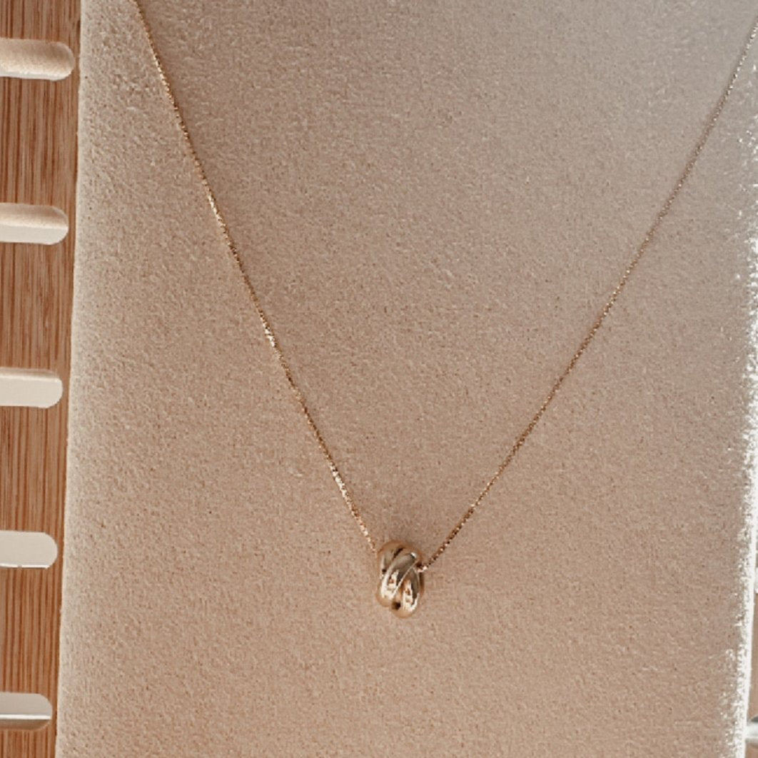 Cadena con dije nudo de oro 18K