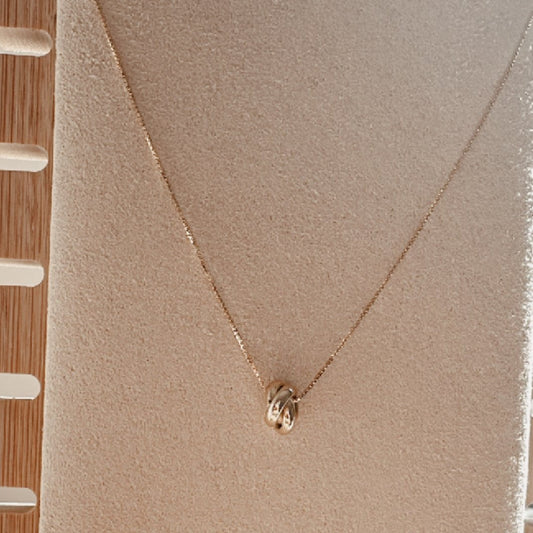 Cadena con dije nudo de oro 18K