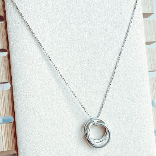 Cadena y dije trío en plata 925