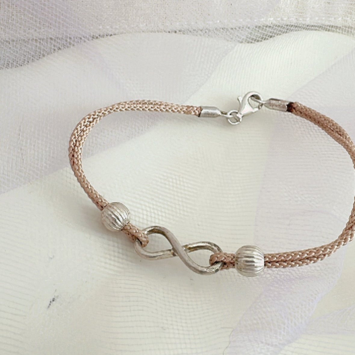 Pulsera infinito con hilo