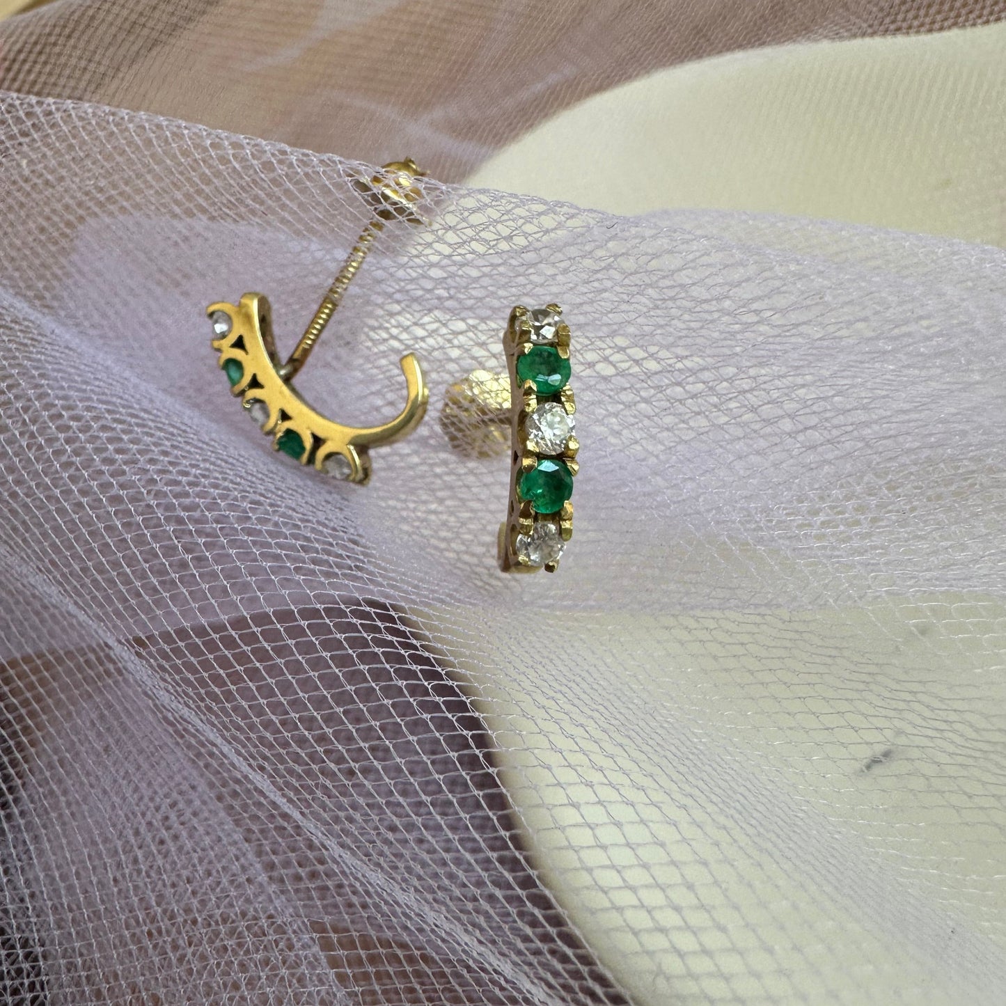 Caravana medio aro oro 18k esmeraldas y circonias.