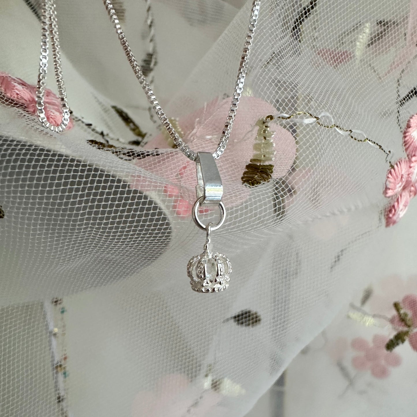 Cadena veneciana + dije corona 👑 – Plata 925