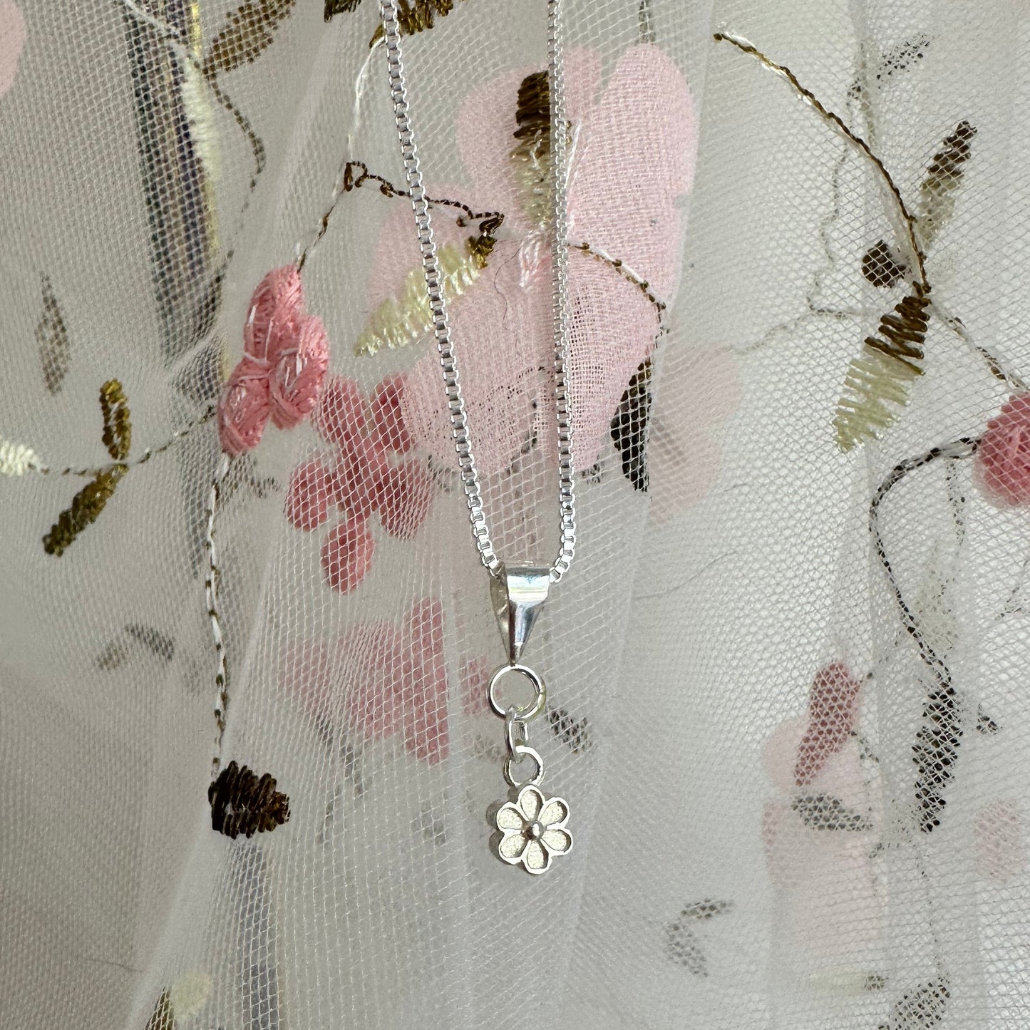 Cadena veneciana + dije florcita 🌸 – Plata 925