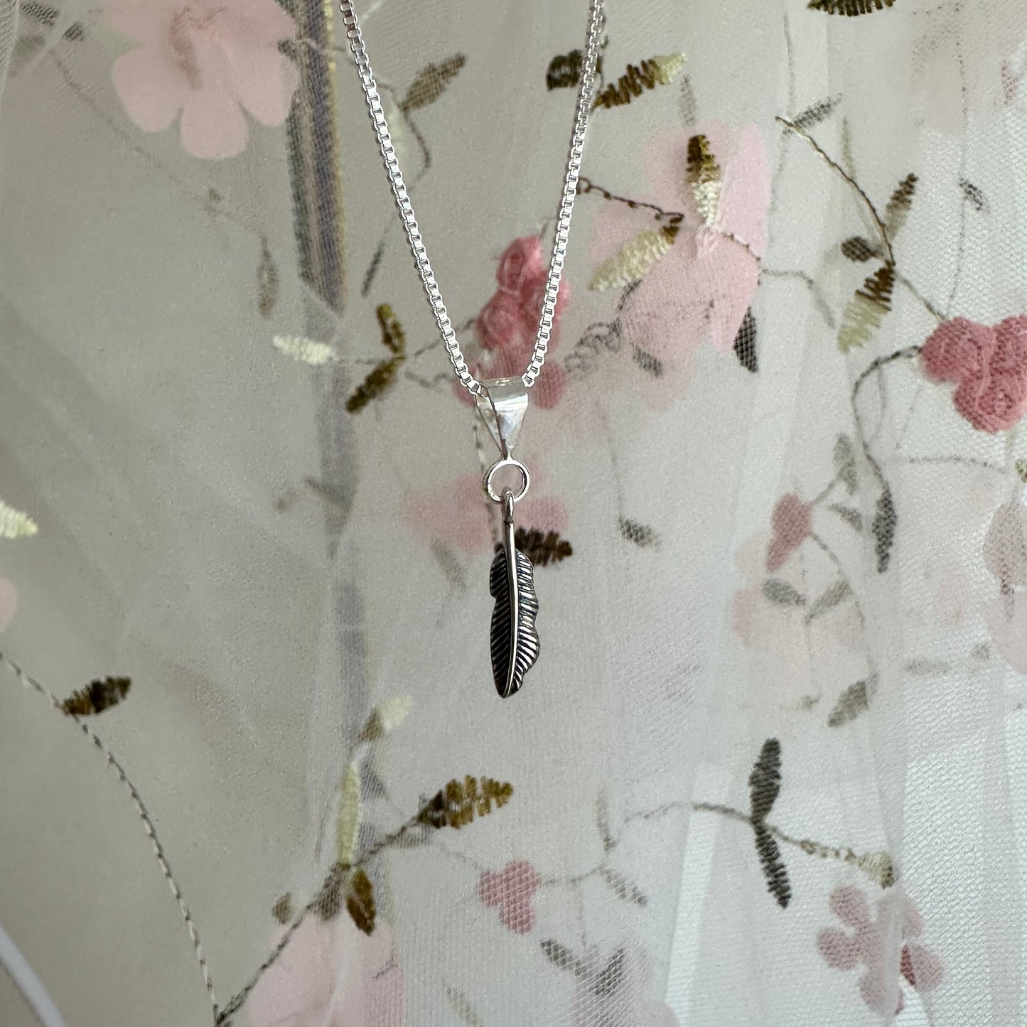 Cadena veneciana + dije pluma 🪶 – Plata 925