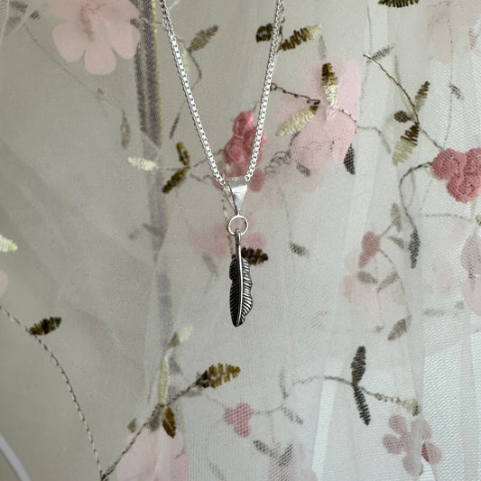 Cadena veneciana + dije pluma 🪶 – Plata 925