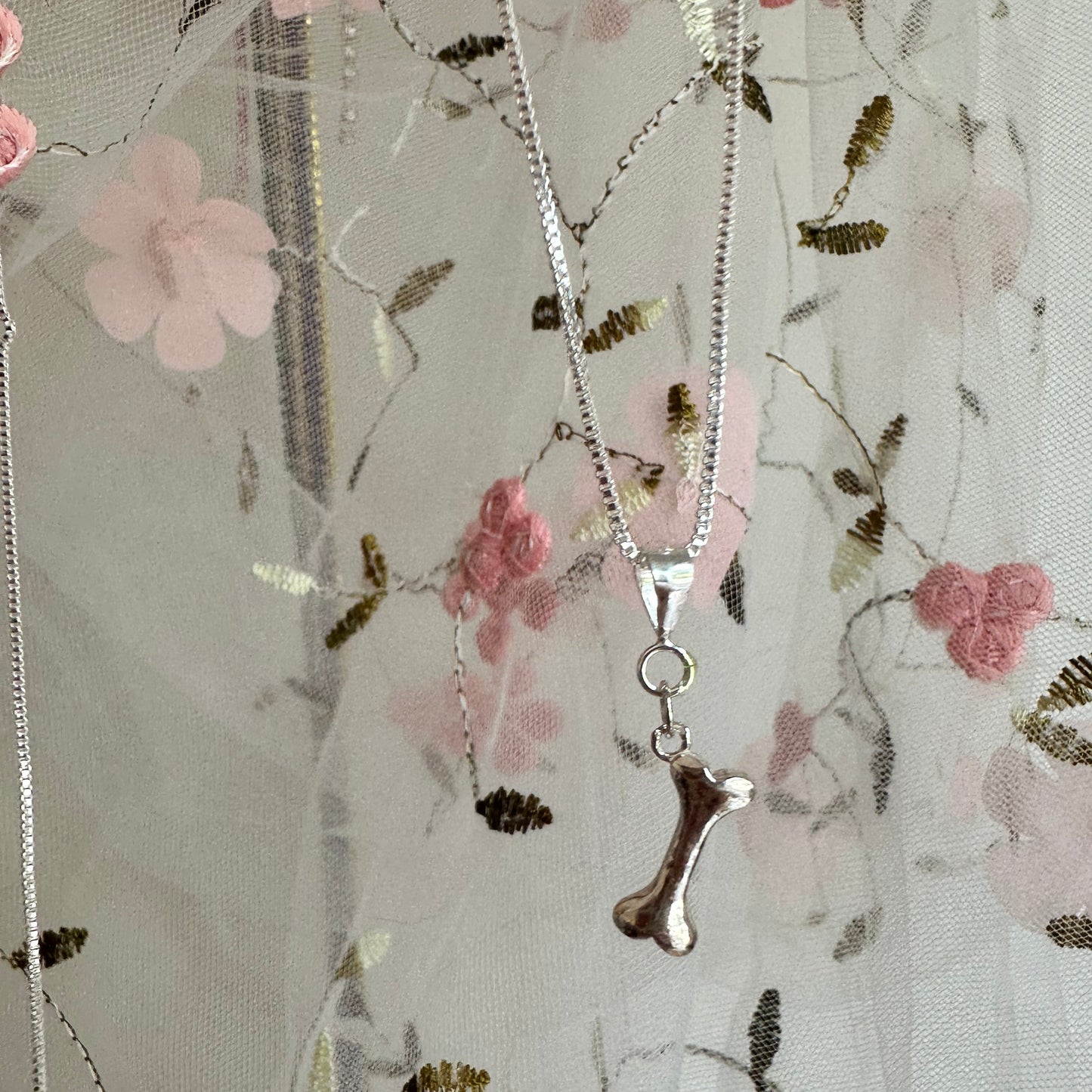 Cadena veneciana + dije huesito 🐶 – Plata 925